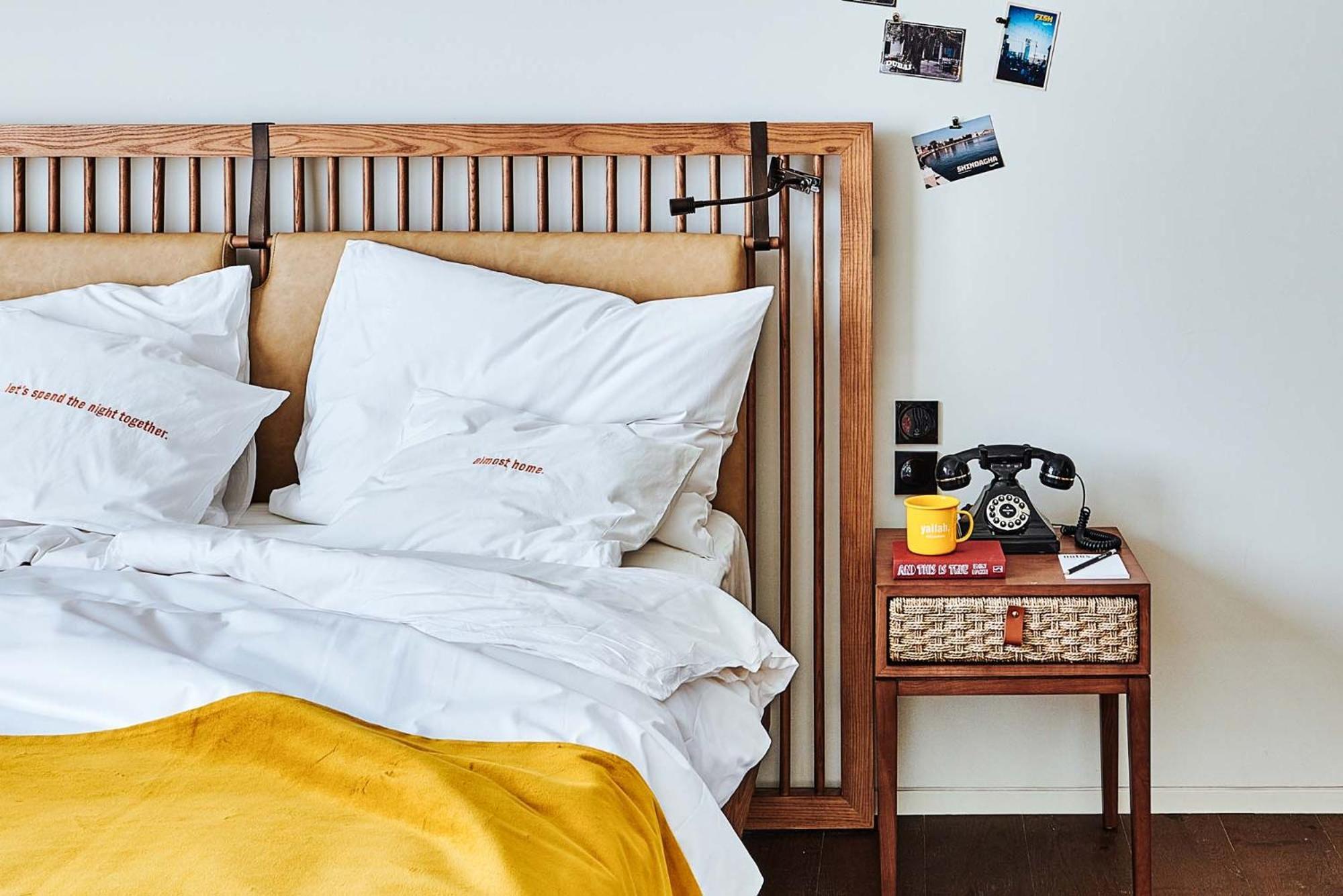 25Hours Hotel Dubai One Central Εξωτερικό φωτογραφία A bed with a nightstand